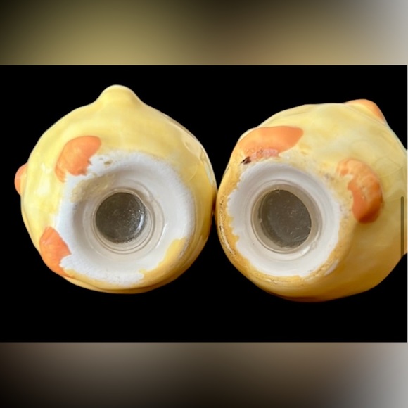 Salt and pepper shakers Baby Chicks with Flower Hats Easter, Spring NWOT - Picture 2 of 3